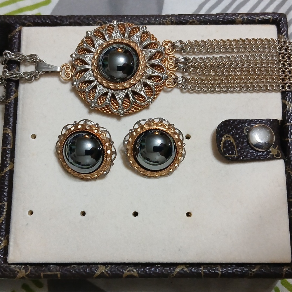 Elegant Gold and Silver Jewelry Set